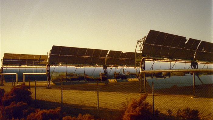 Still aus: They shine.