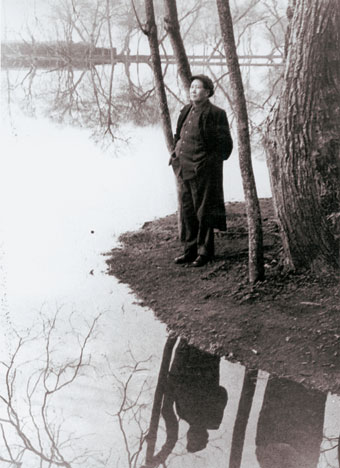 Mao standing by the West Lake in Hangzhou